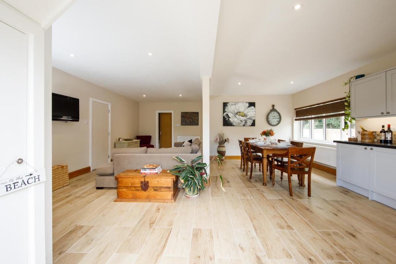 Orchard Croft Lodge: Spacious Family Retreat Near Wittering Beach Chichester Exterior photo