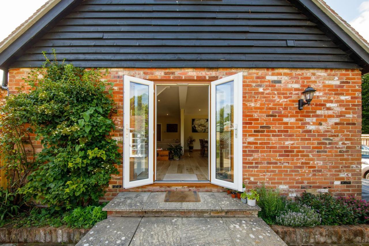 Orchard Croft Lodge: Spacious Family Retreat Near Wittering Beach Chichester Exterior photo